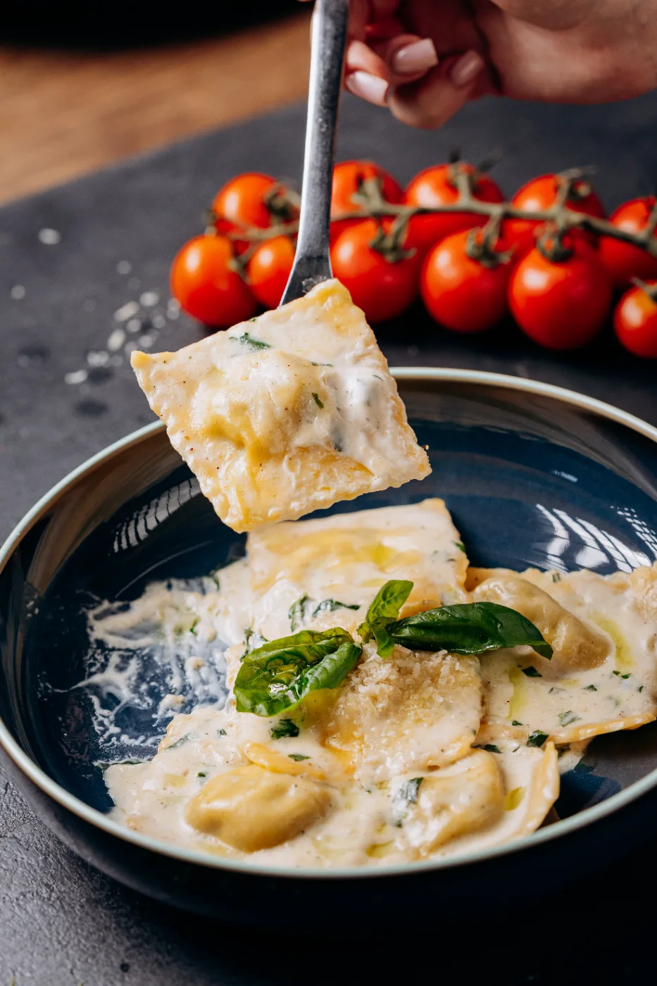 8 Adet El Yapımı Tavuklu-Havuçlu Ravioli & Krema Sosu İle